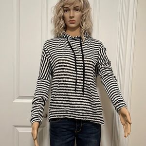 Cotton blend pocketed hoodie size medium black and white. Cozy!